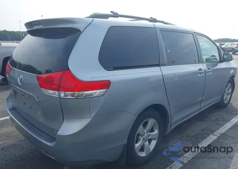 2014 Toyota Sienna Le V6 8 Passenger z USA, uszkodzony, nr VIN 5TDKK3DC7ES454114